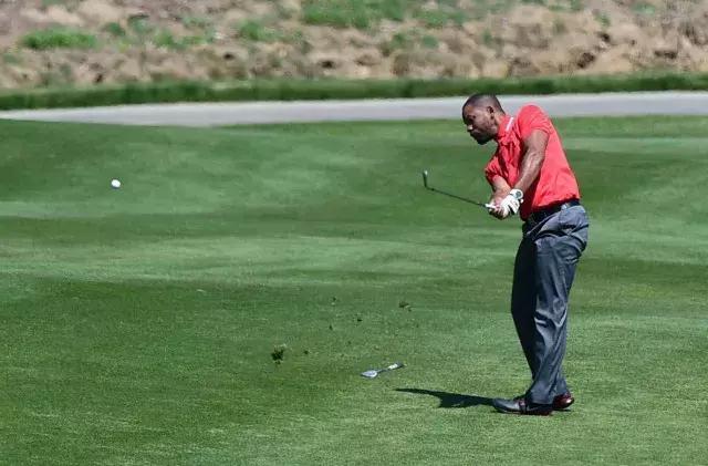 高尔夫明星选手受伤退赛，引发热议