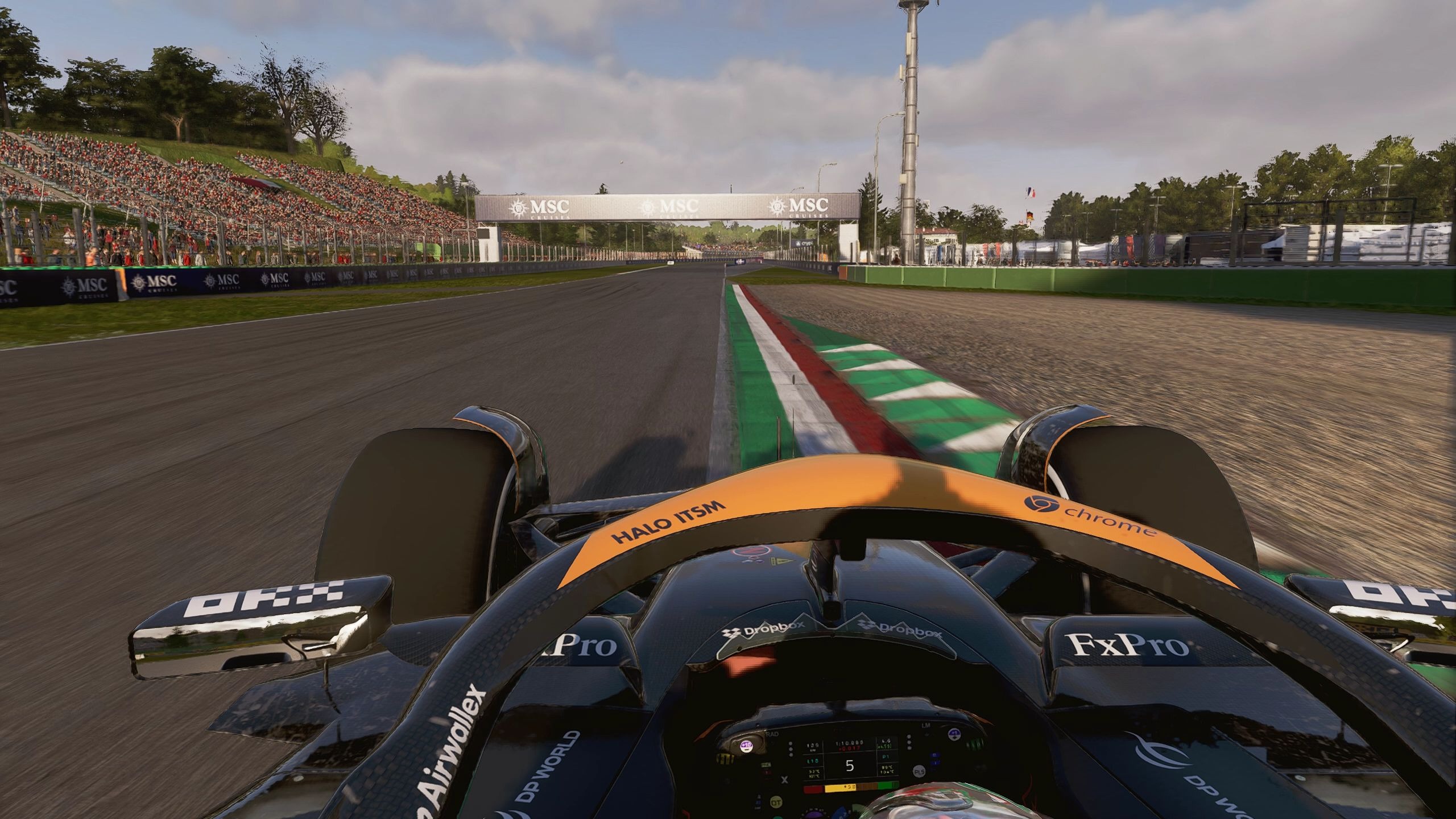 梅赛德斯鏖战迈凯伦，周冠宇刷新纪录