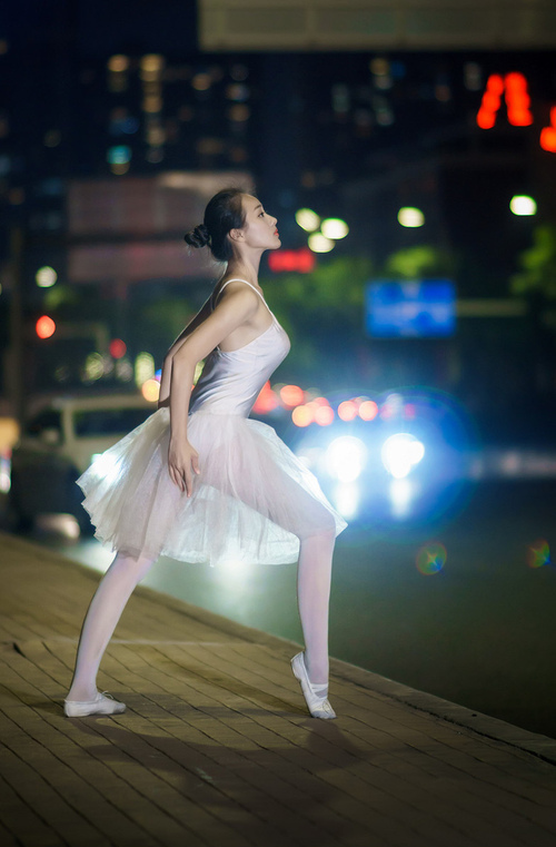 西决生死战，在自我碎裂的声响里，锡安听见龙骨新生