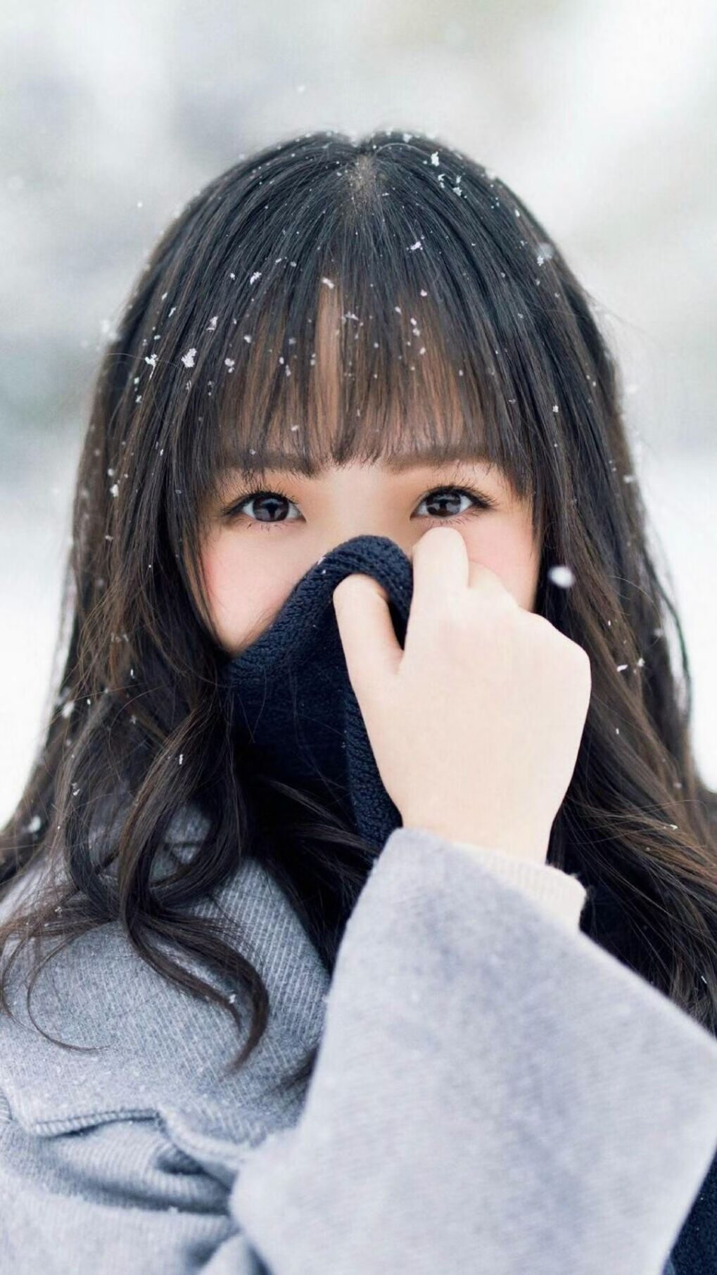 开始,构建一个充满悬念和反差的视角